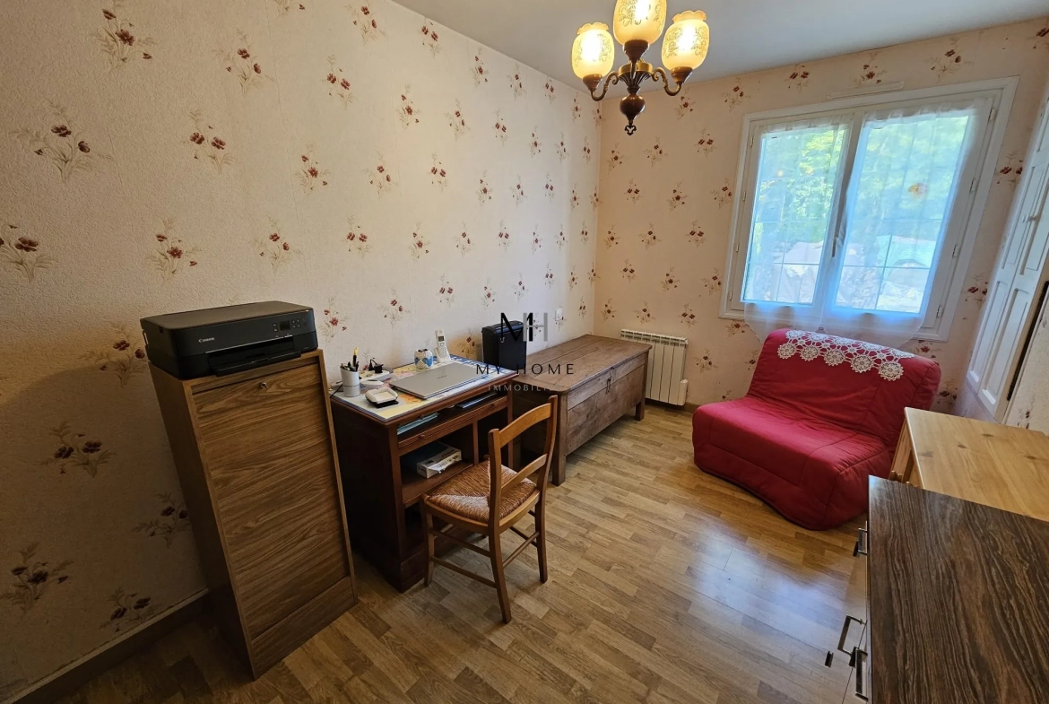 Maison spacieuse avec sous-sol et terrain arboré entre Alençon et Mamers 