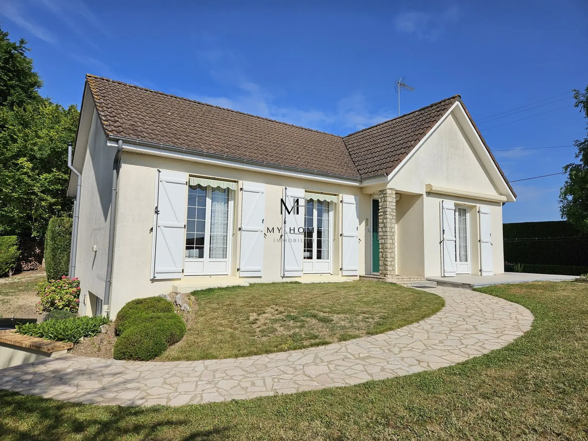 Maison spacieuse avec sous-sol et terrain arboré entre Alençon et Mamers 
