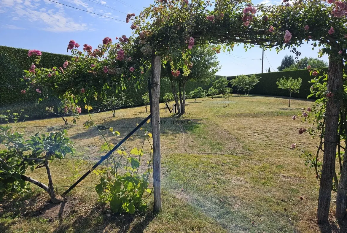 Maison spacieuse avec sous-sol et terrain arboré entre Alençon et Mamers 