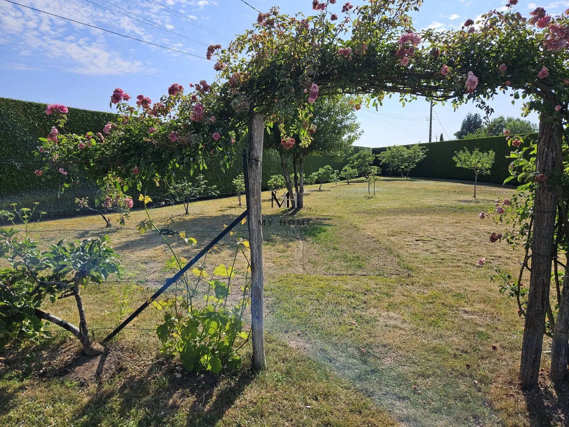 Maison spacieuse avec sous-sol et terrain arboré entre Alençon et Mamers 