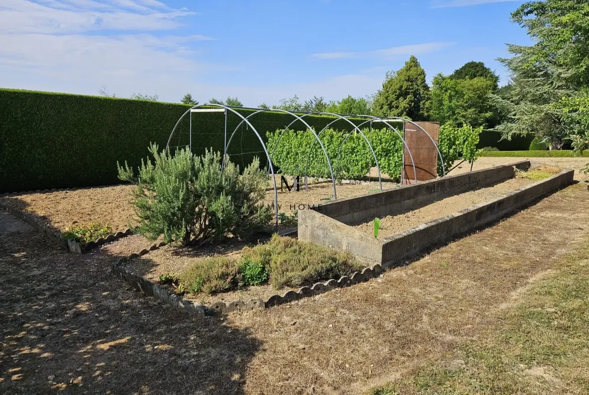 Maison spacieuse avec sous-sol et terrain arboré entre Alençon et Mamers 