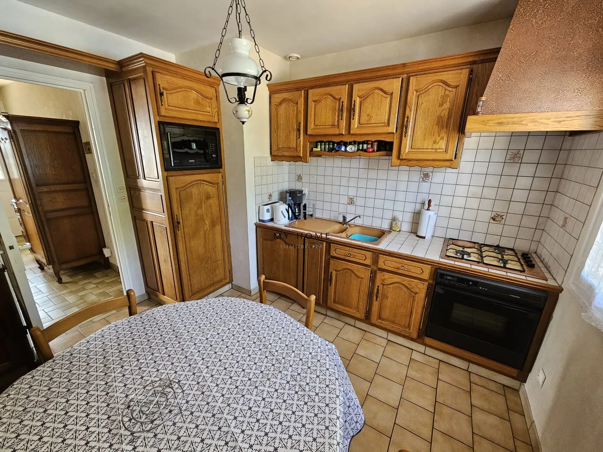 Maison spacieuse avec sous-sol et terrain arboré entre Alençon et Mamers 