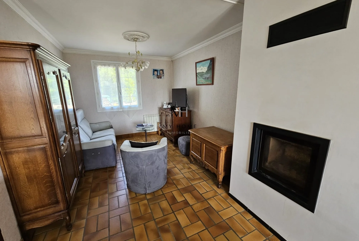 Maison spacieuse avec sous-sol et terrain arboré entre Alençon et Mamers 