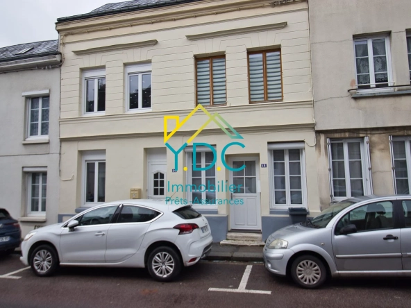 Maison de ville rénovée au cœur d'Yvetot avec terrasse et proximité commodités