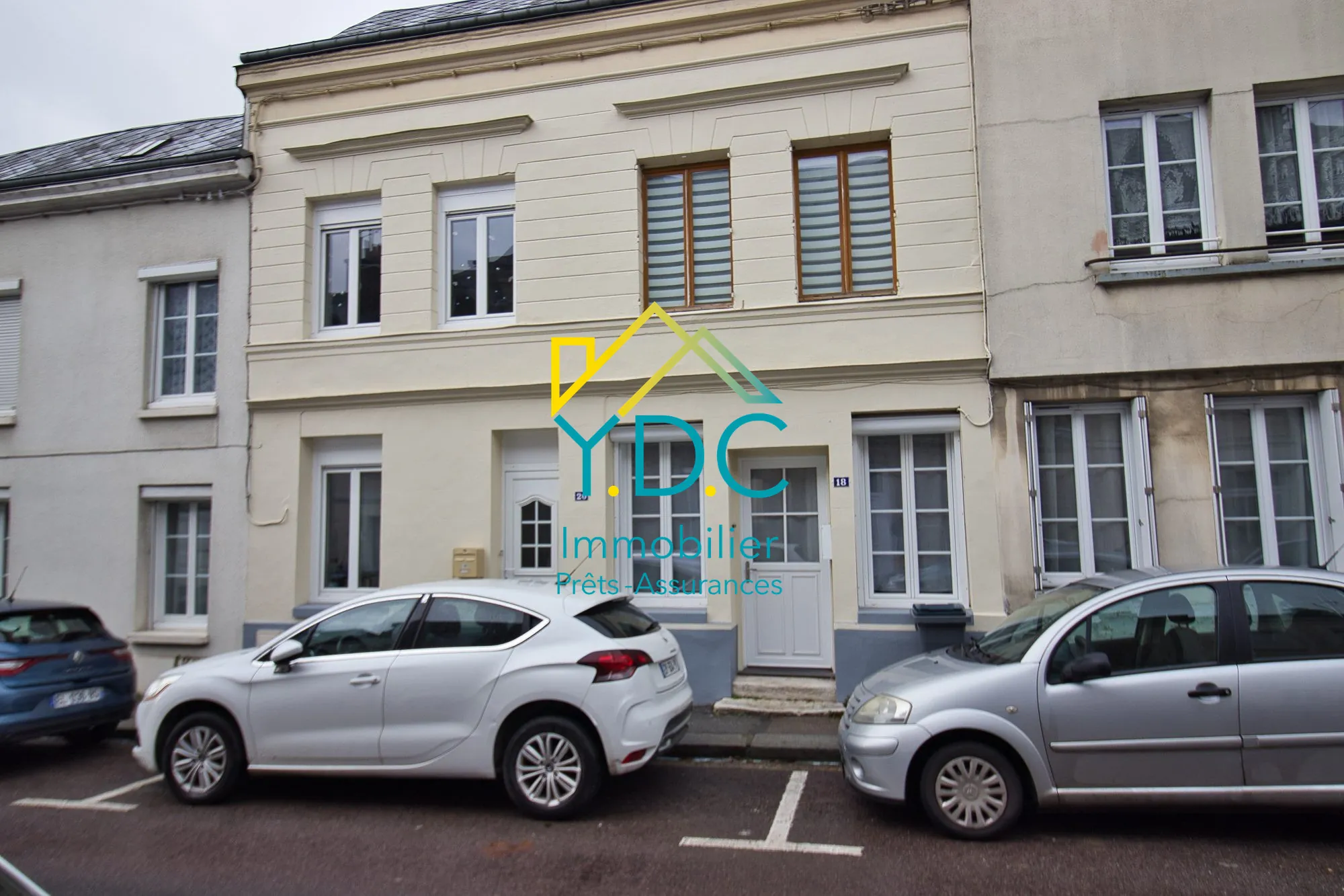 Maison de ville rénovée au cœur d'Yvetot avec terrasse et proximité commodités 