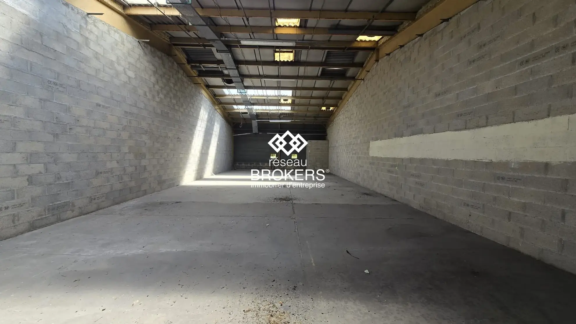 Local d'activité en copropriété de 138 m² avec accès camion à Neuilly-en-Thelle 