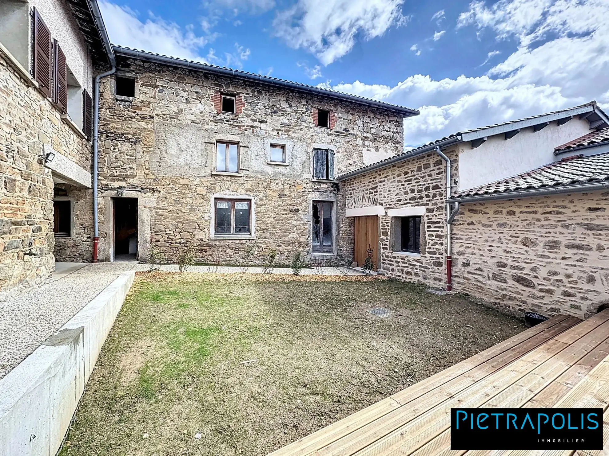 Maison de village mitoyenne à rénover à Saint-Laurent-d'Agny - Centre-ville 