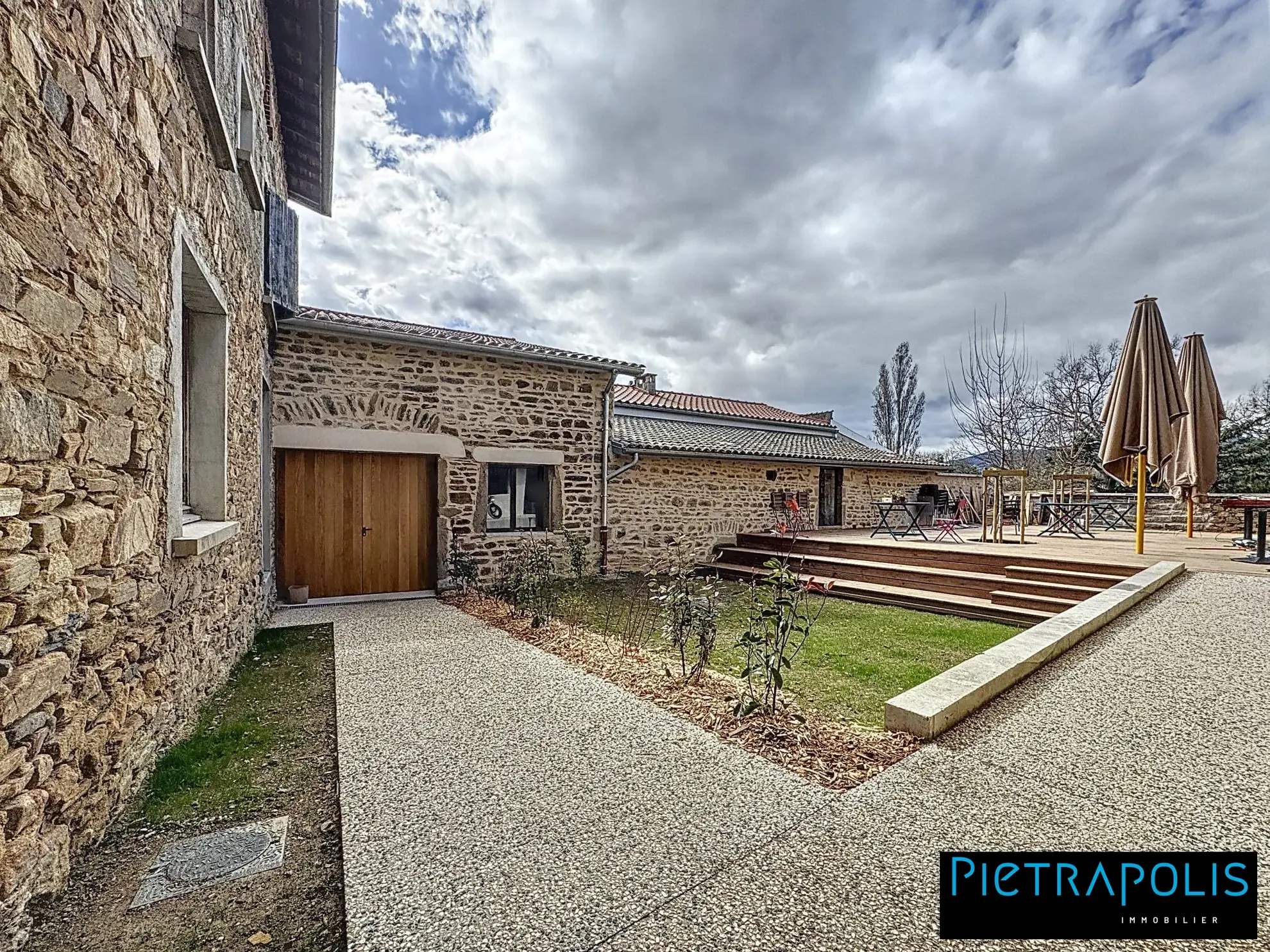 Maison de village mitoyenne à rénover à Saint-Laurent-d'Agny - Centre-ville 
