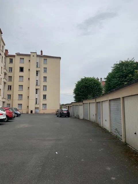 Garage sécurisé de 11,45 m² à vendre à Villefranche-sur-Saône 