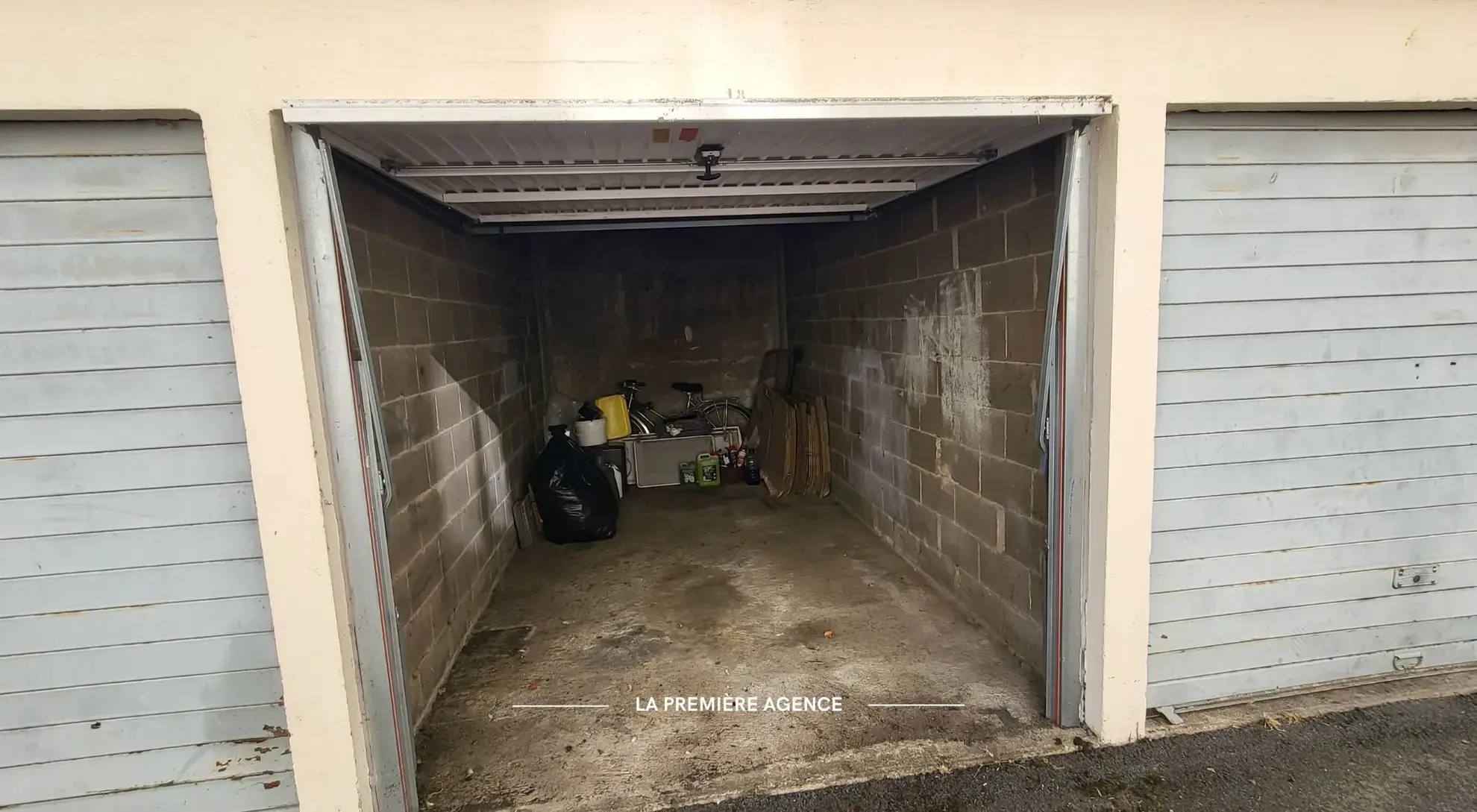 Garage sécurisé de 11,45 m² à vendre à Villefranche-sur-Saône 