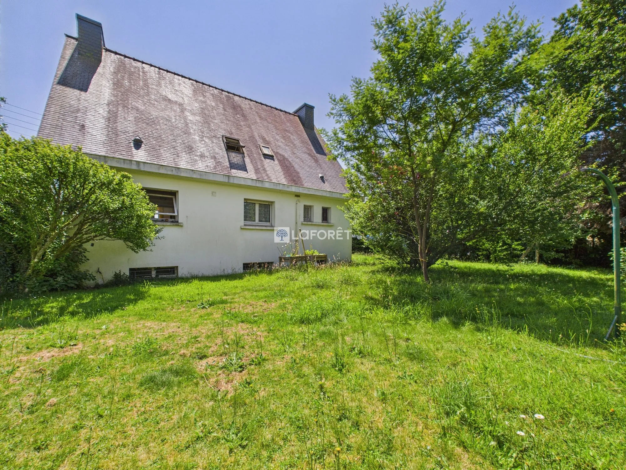 Charmante maison à rénover à Scaer, proche des commodités 