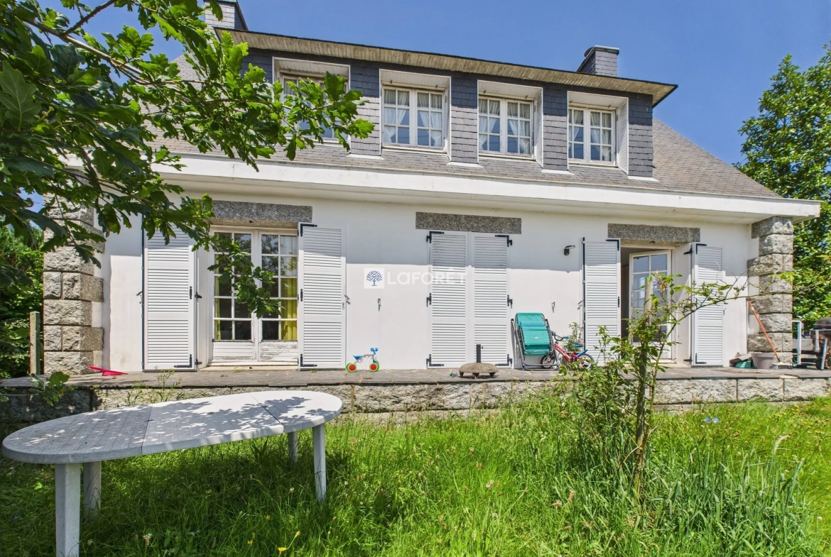 Charmante maison à rénover à Scaer, proche des commodités 