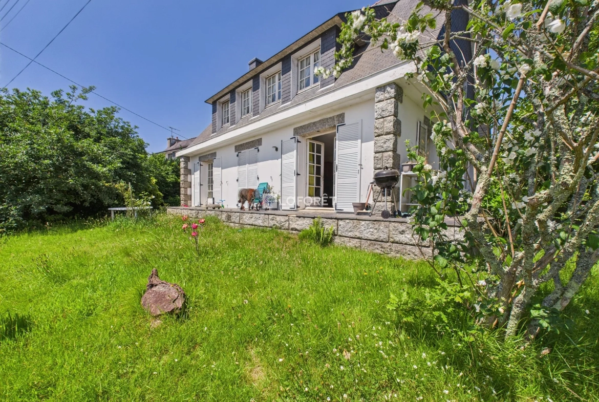 Charmante maison à rénover à Scaer, proche des commodités 