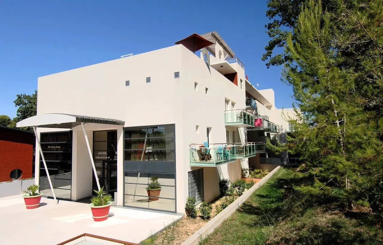 Investissement immobilier à Antibes : Appartement T2 avec location garantissée, piscine et fiscalité avantageuse 