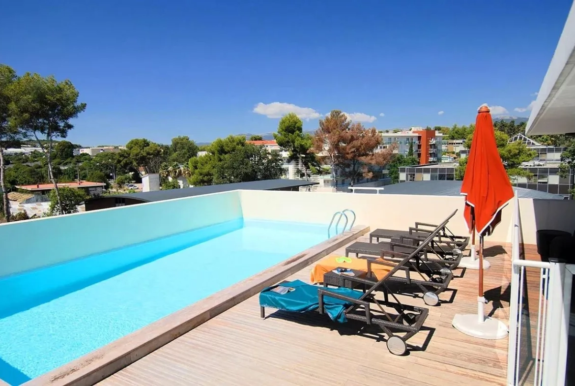 Investissement immobilier à Antibes : Appartement T2 avec location garantissée, piscine et fiscalité avantageuse 