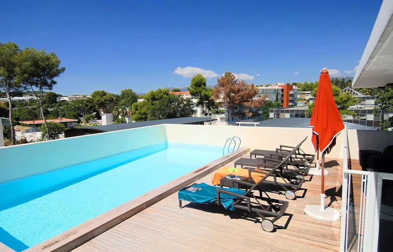 Investissement immobilier à Antibes : Appartement T2 avec location garantissée, piscine et fiscalité avantageuse 