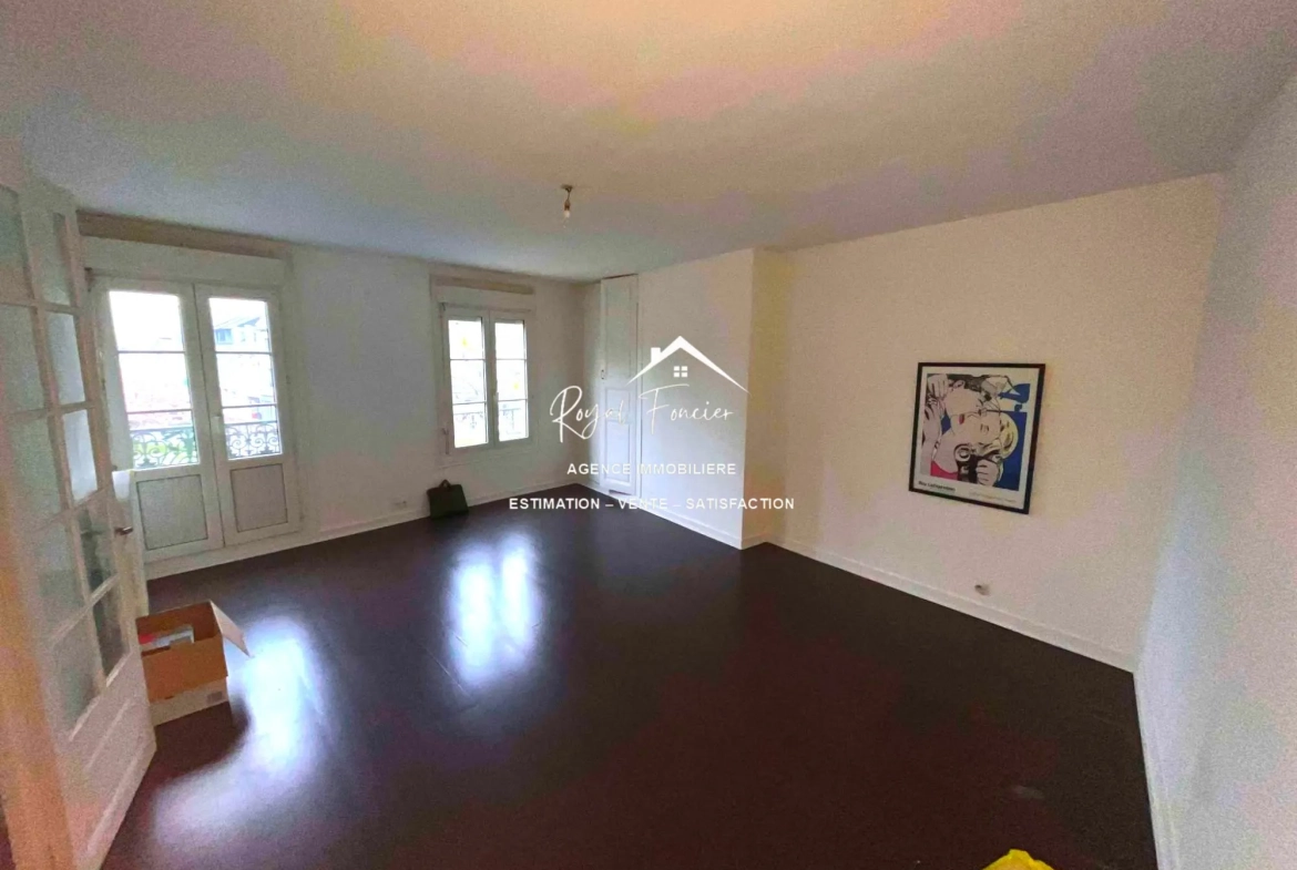 Séjour Appartement T2 lumineux de 60 m² à Châtellerault avec balcon et proximité commodités 