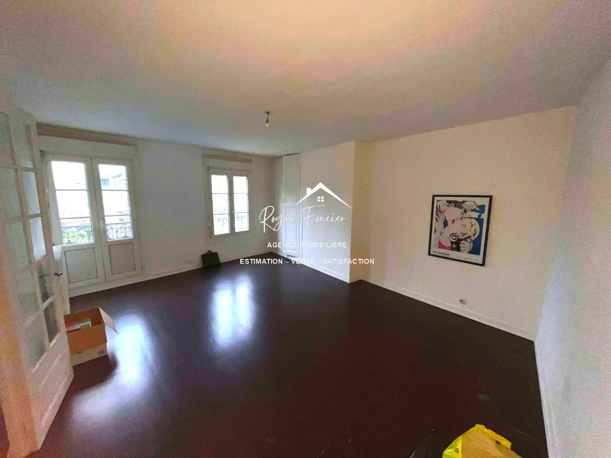 Séjour Appartement T2 lumineux de 60 m² à Châtellerault avec balcon et proximité commodités 
