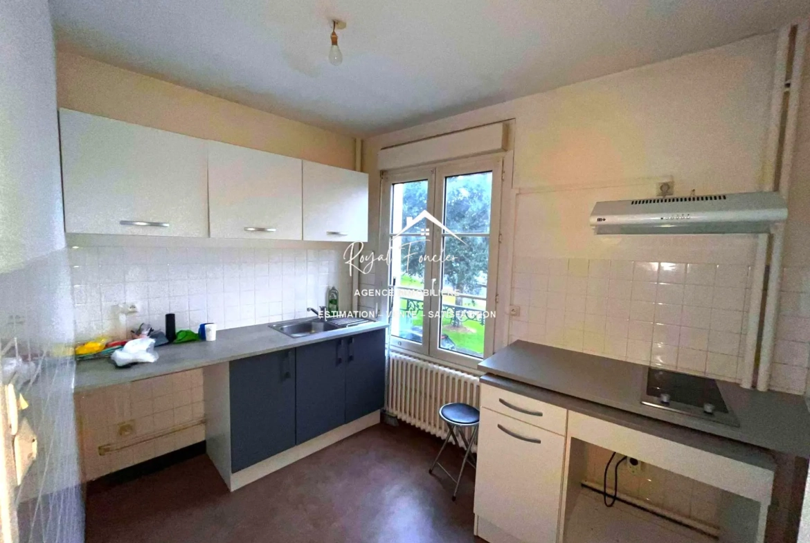 Cuisine Appartement T2 lumineux de 60 m² à Châtellerault avec balcon et proximité commodités 