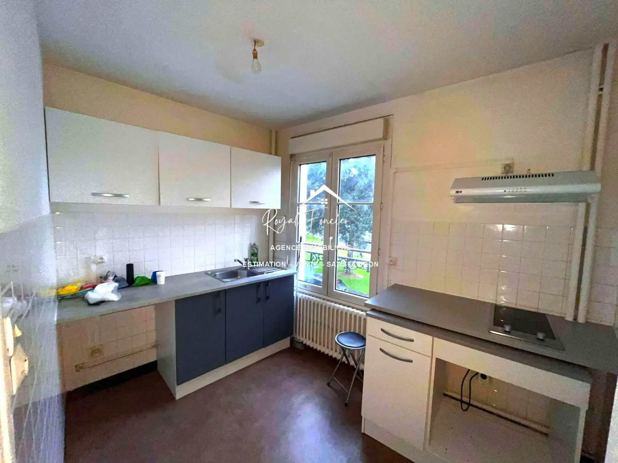 Cuisine Appartement T2 lumineux de 60 m² à Châtellerault avec balcon et proximité commodités 