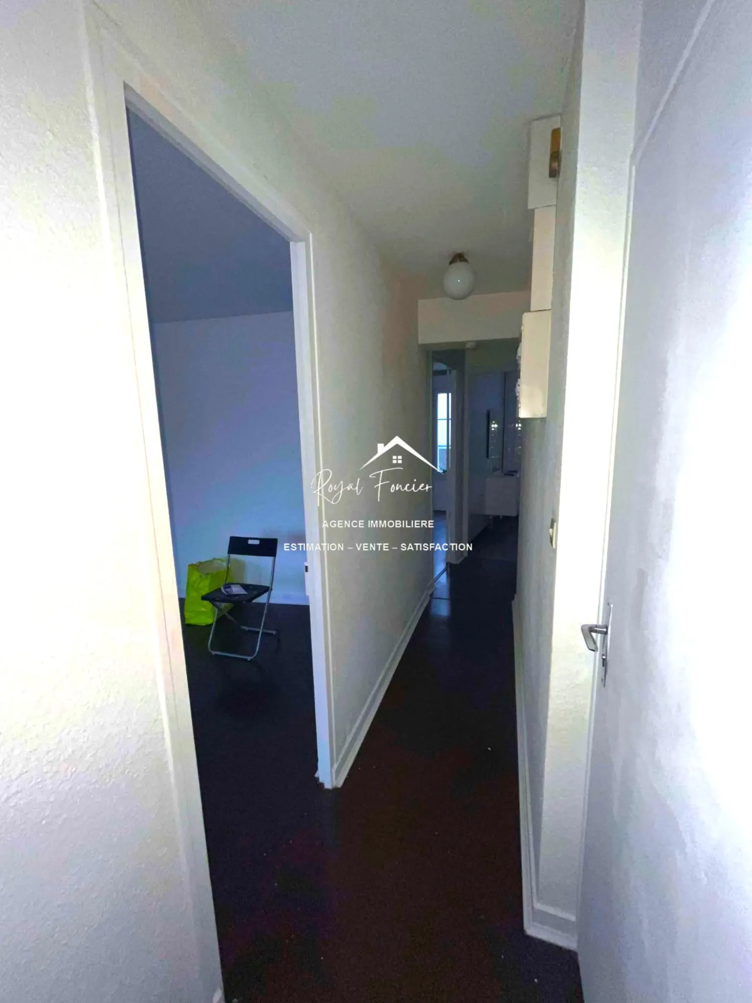Entrée Appartement T2 lumineux de 60 m² à Châtellerault avec balcon et proximité commodités 