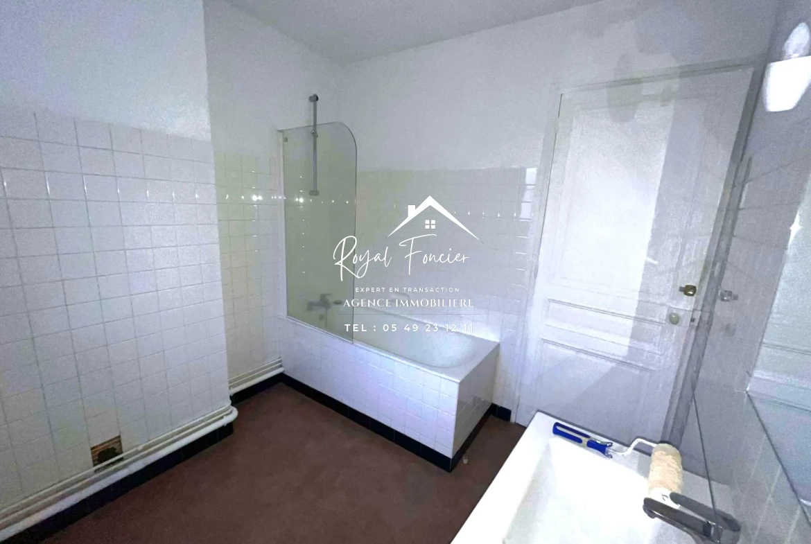 Salle de bain Appartement T2 lumineux de 60 m² à Châtellerault avec balcon et proximité commodités 
