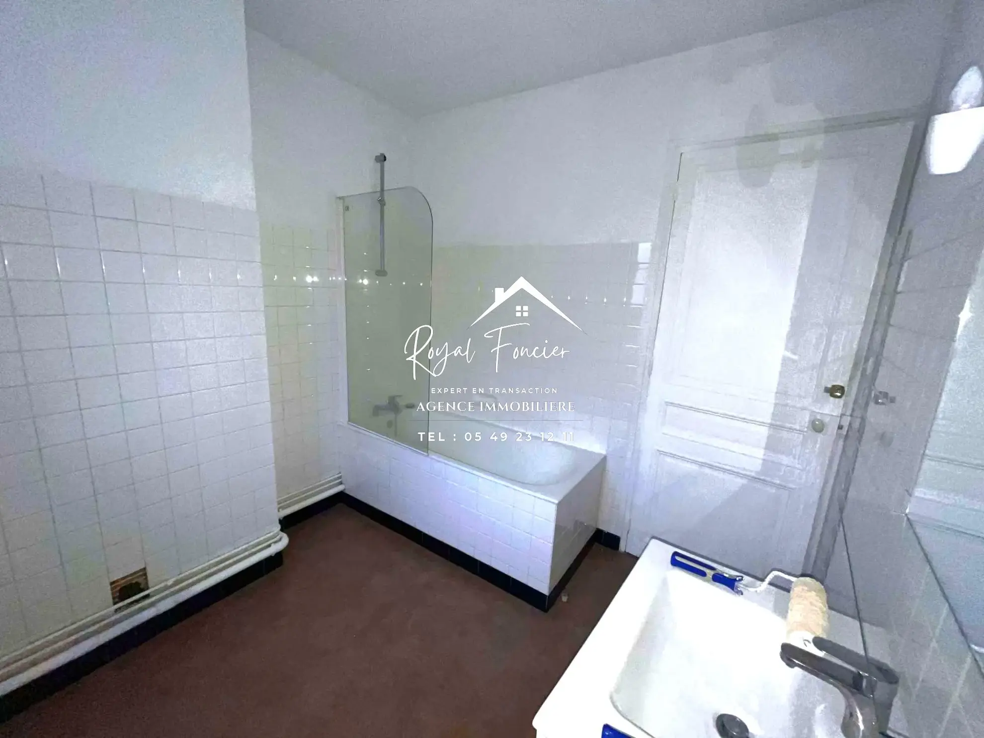 Salle de bain Appartement T2 lumineux de 60 m² à Châtellerault avec balcon et proximité commodités 