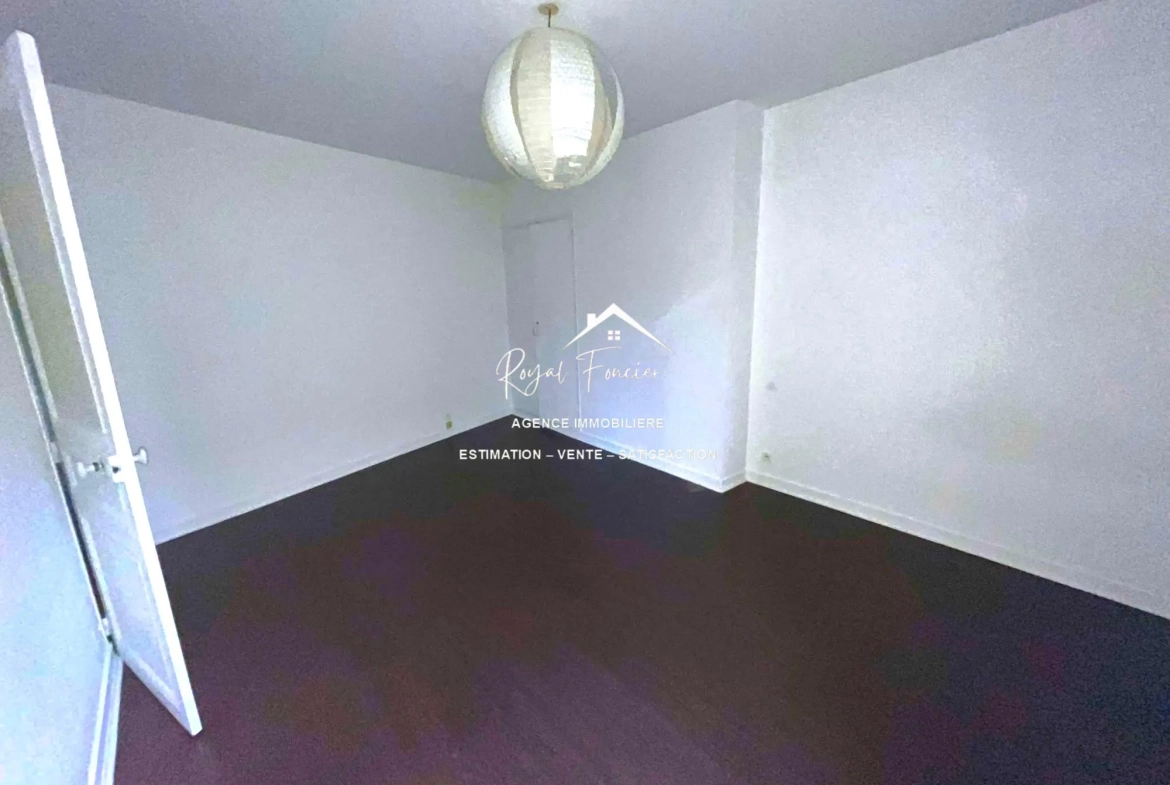 Chambre Appartement T2 lumineux de 60 m² à Châtellerault avec balcon et proximité commodités 
