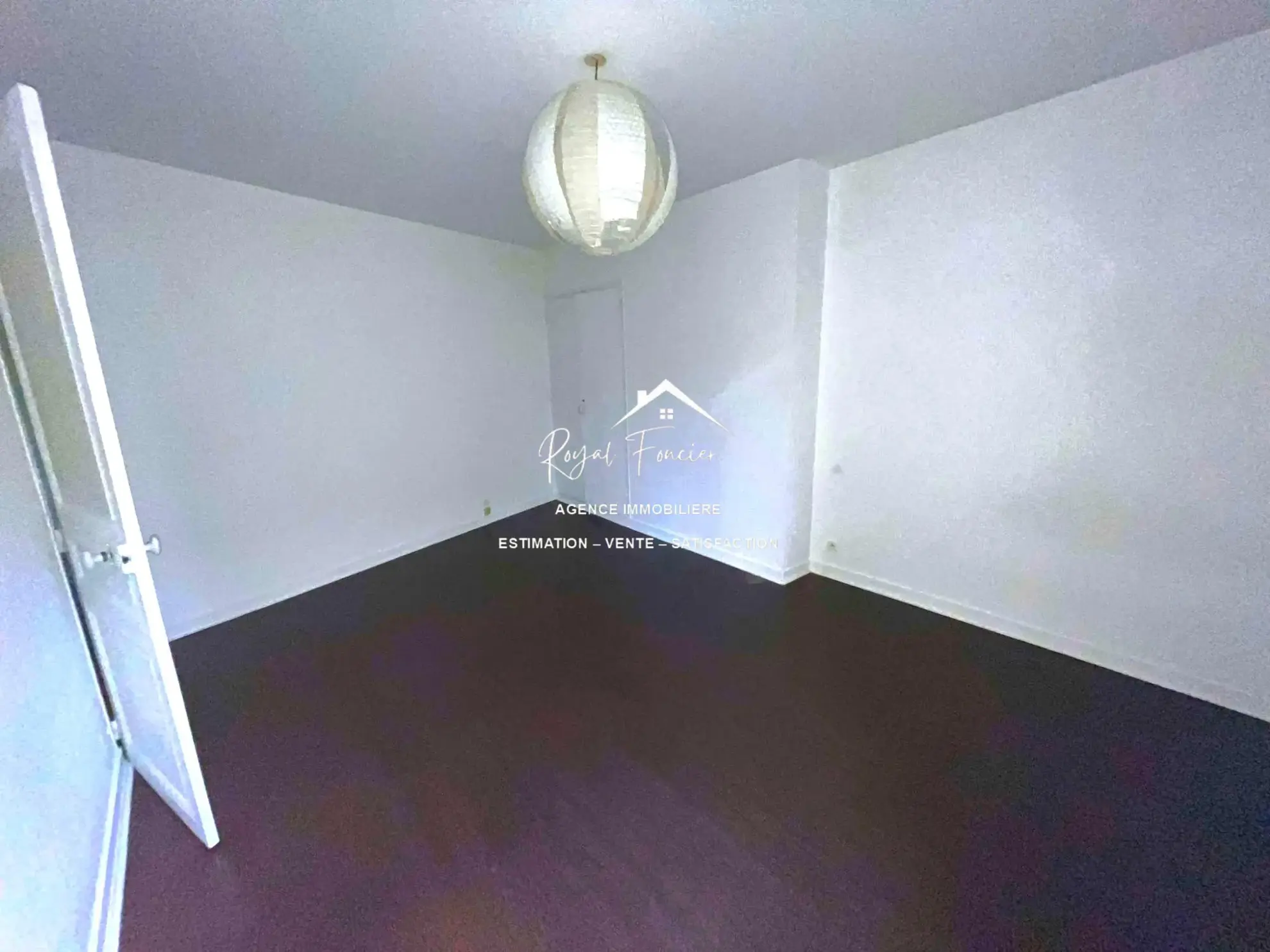 Chambre Appartement T2 lumineux de 60 m² à Châtellerault avec balcon et proximité commodités 