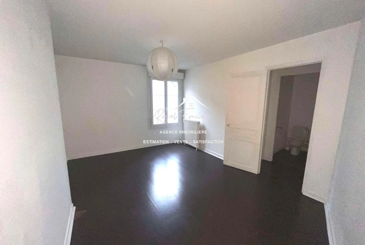 Chambre Appartement T2 lumineux de 60 m² à Châtellerault avec balcon et proximité commodités 