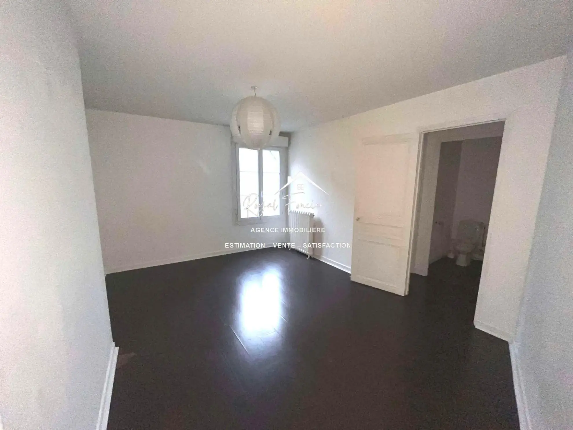 Chambre Appartement T2 lumineux de 60 m² à Châtellerault avec balcon et proximité commodités 