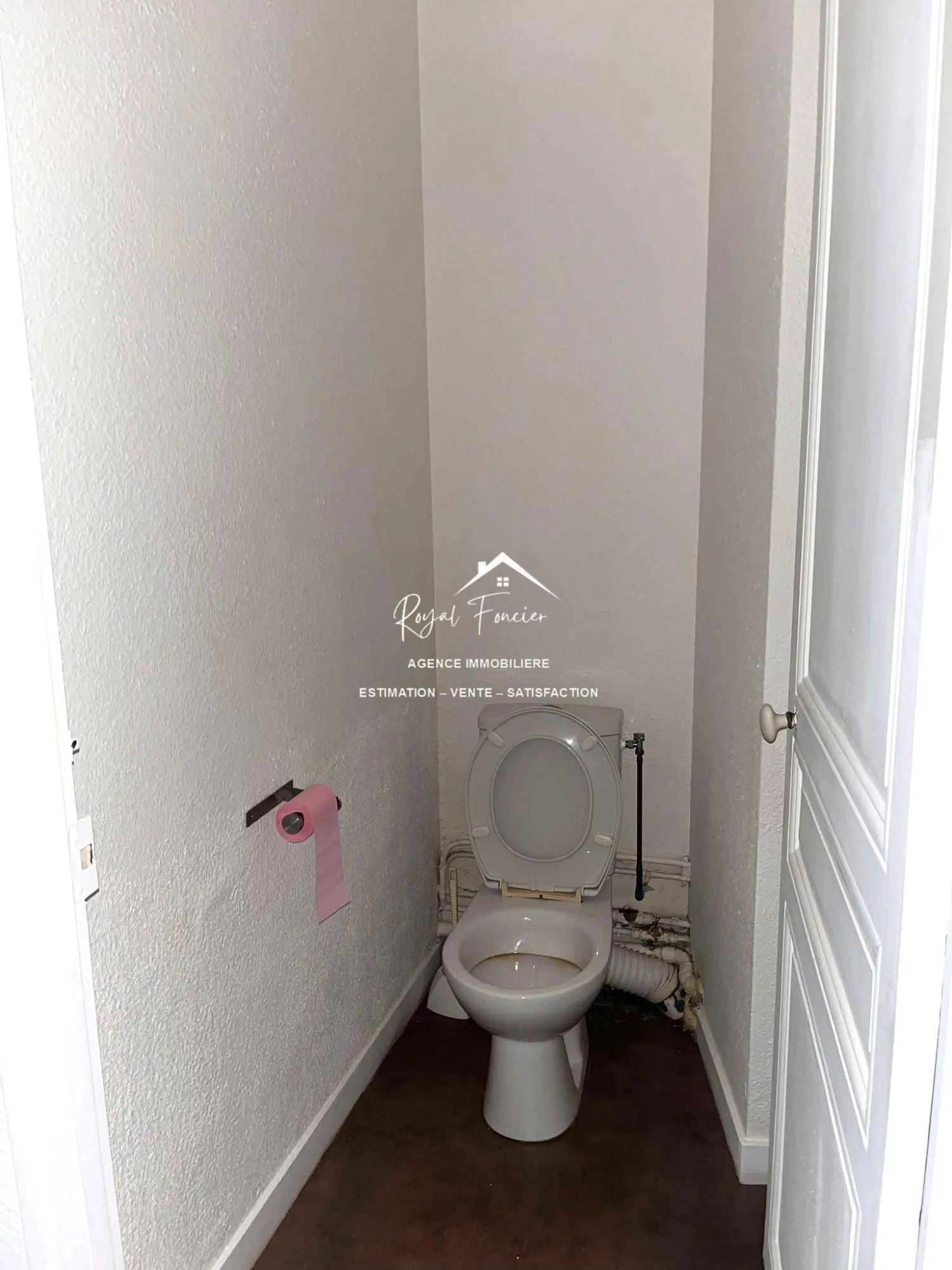 WC Appartement T2 lumineux de 60 m² à Châtellerault avec balcon et proximité commodités 