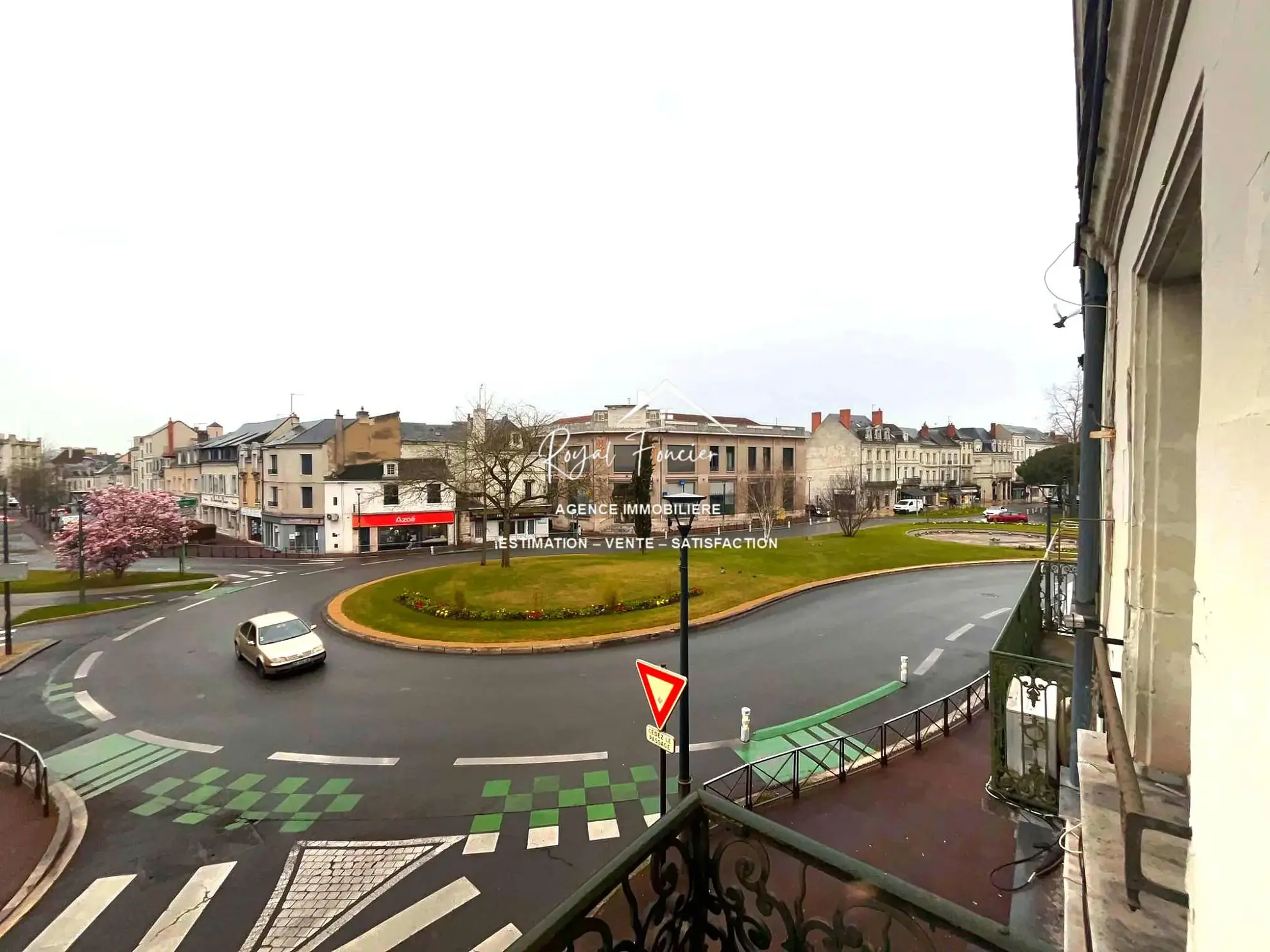 Vue du balcon Appartement T2 lumineux de 60 m² à Châtellerault avec balcon et proximité commodités 