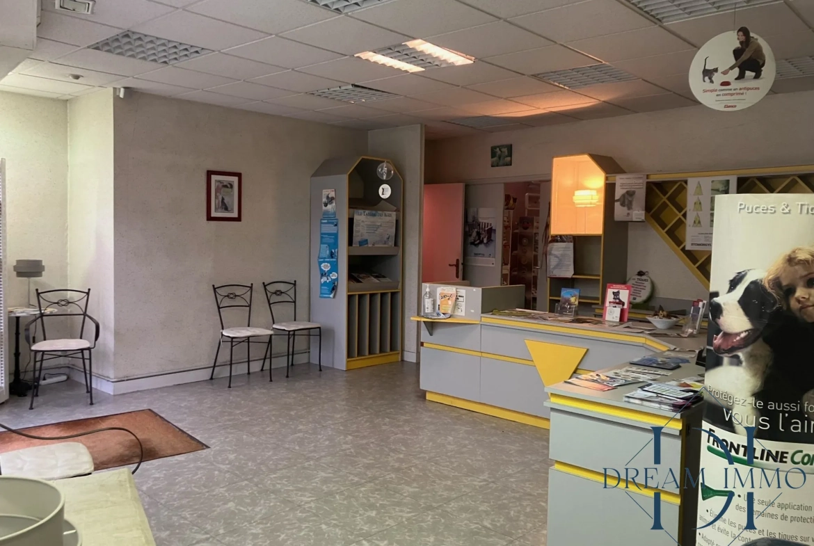 Entrée / salle d'attente Local commercial à vendre à Gasny - Emplacement central avec stationnement 