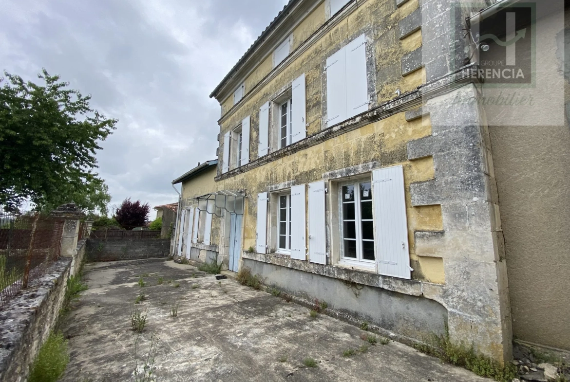 Ancienne ferme viticole à rénover avec dépendances à Champmillon 