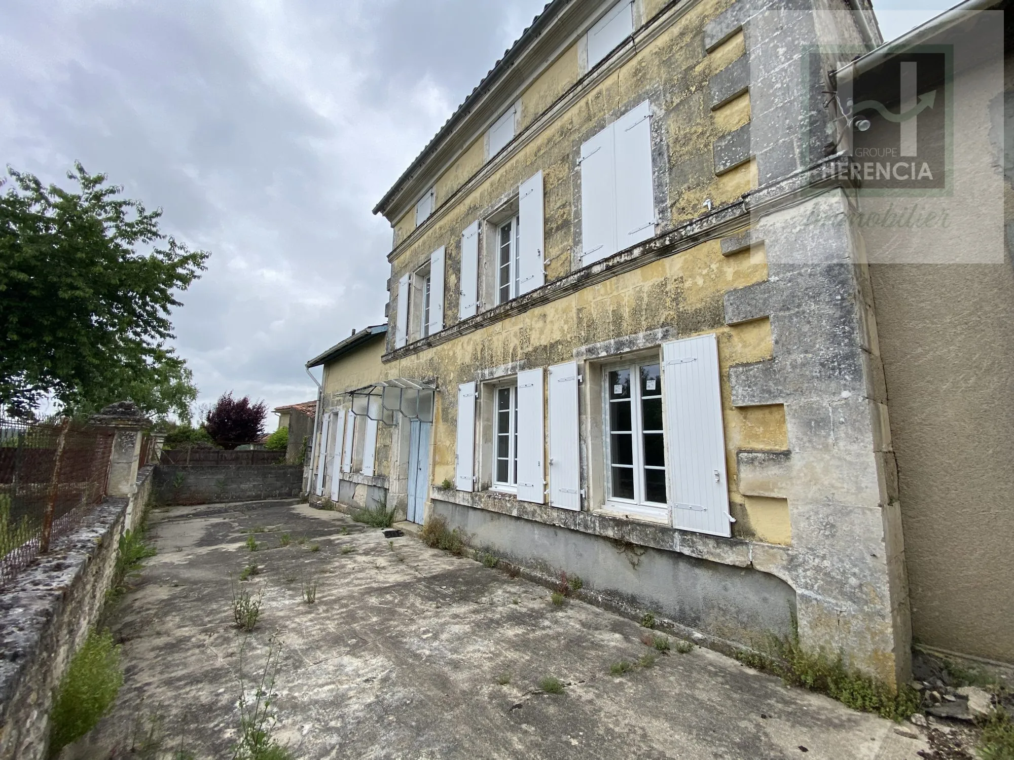 Ancienne ferme viticole à rénover avec dépendances à Champmillon 