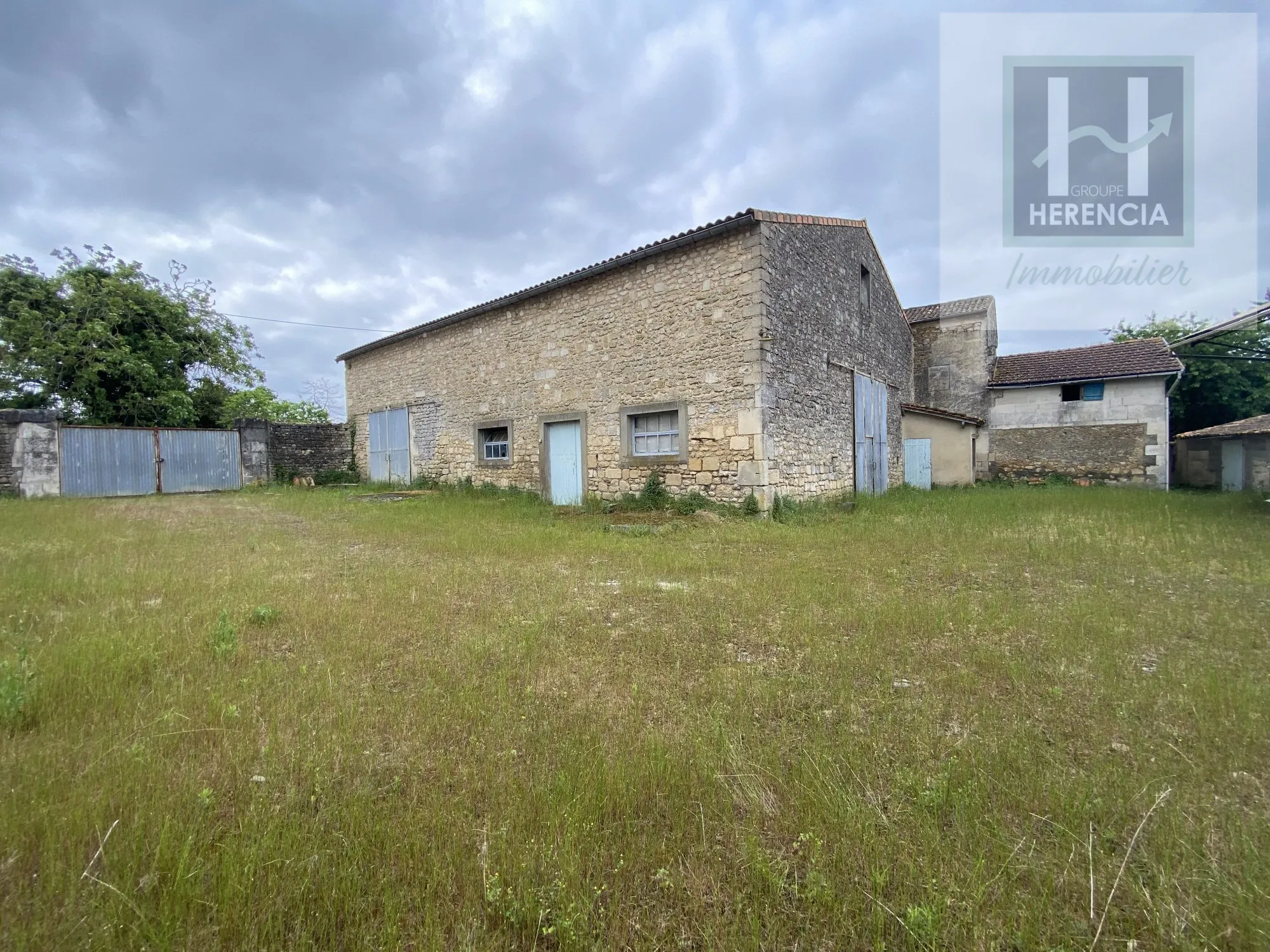 Ancienne ferme viticole à rénover avec dépendances à Champmillon 