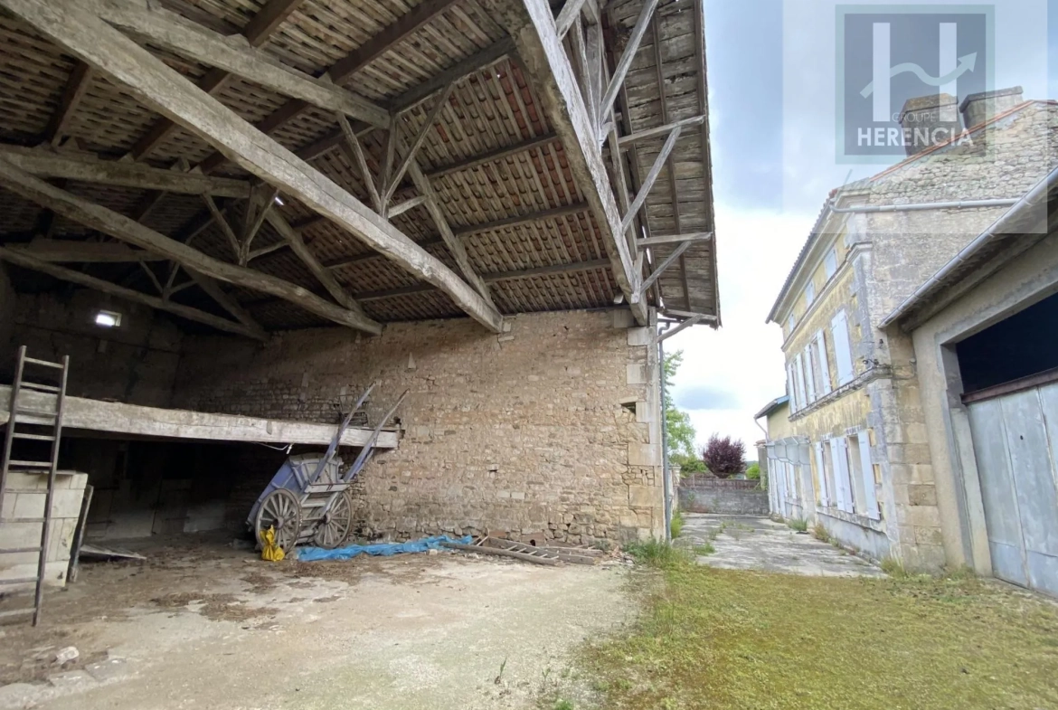 Ancienne ferme viticole à rénover avec dépendances à Champmillon 
