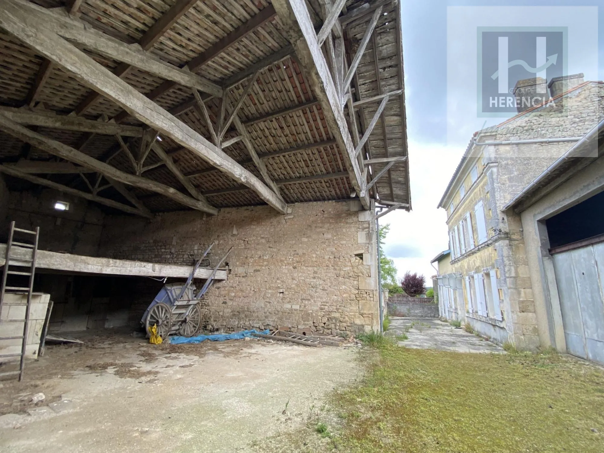 Ancienne ferme viticole à rénover avec dépendances à Champmillon 