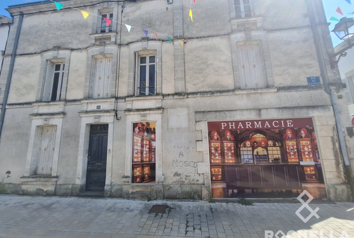 Ensemble immobilier à vendre à Marans avec potentiel de rénovation 
