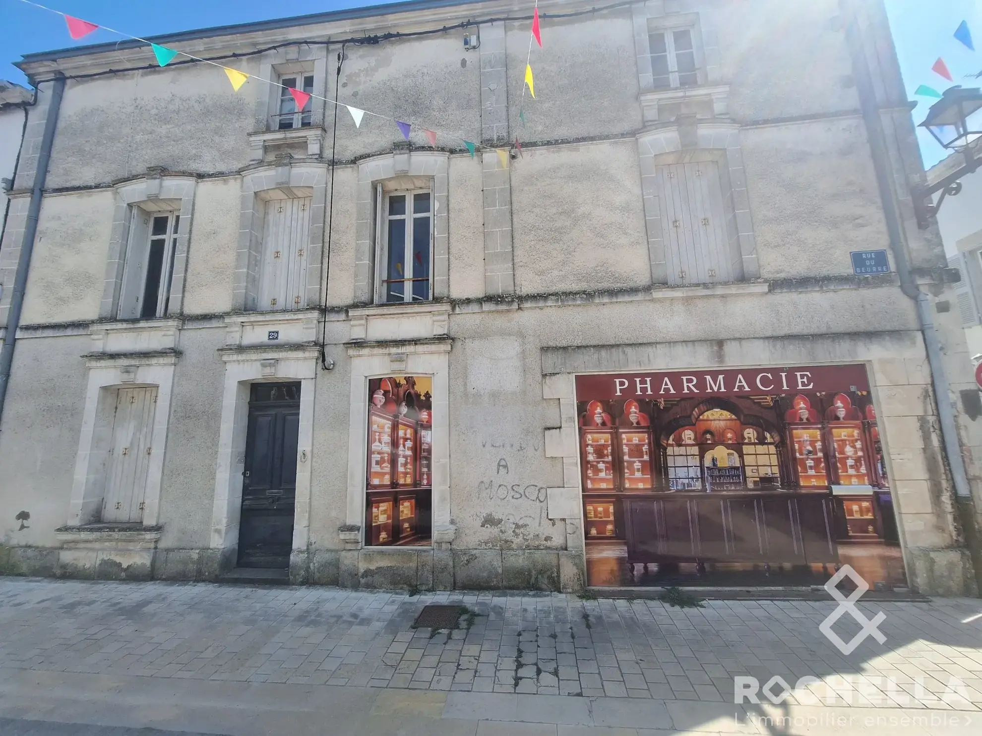 Ensemble immobilier à vendre à Marans avec potentiel de rénovation 