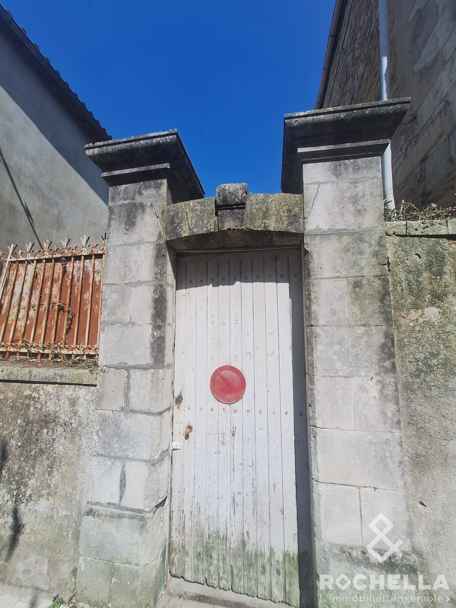 Ensemble immobilier à vendre à Marans avec potentiel de rénovation 