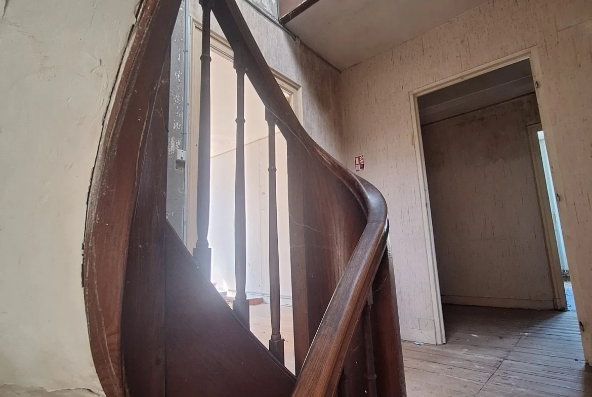 Ensemble immobilier à vendre à Marans avec potentiel de rénovation 