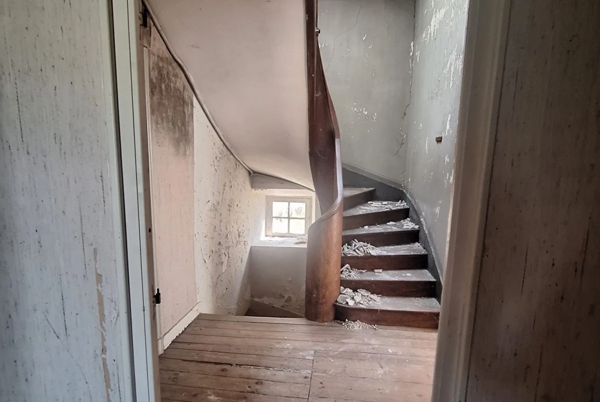 Ensemble immobilier à vendre à Marans avec potentiel de rénovation 