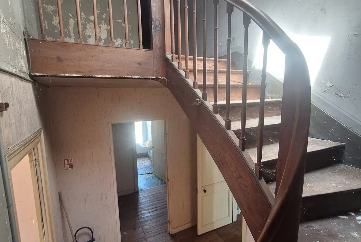 Ensemble immobilier à vendre à Marans avec potentiel de rénovation 
