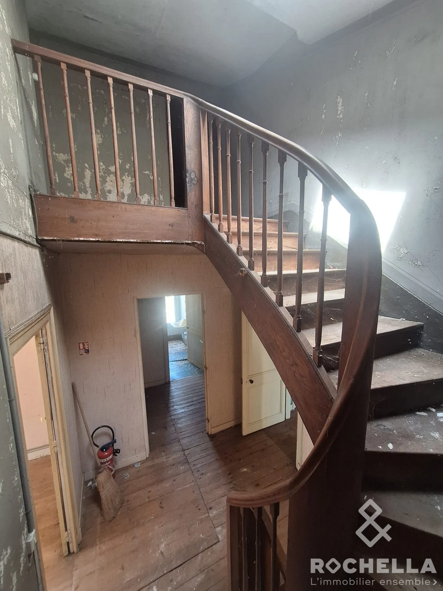Ensemble immobilier à vendre à Marans avec potentiel de rénovation 