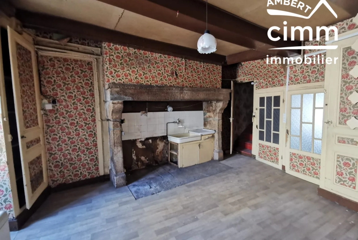 Maison de ville à Arlanc à rénover avec garage et potentiel d'aménagement 