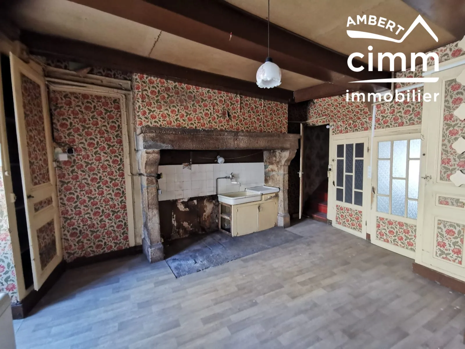 Maison de ville à Arlanc à rénover avec garage et potentiel d'aménagement 
