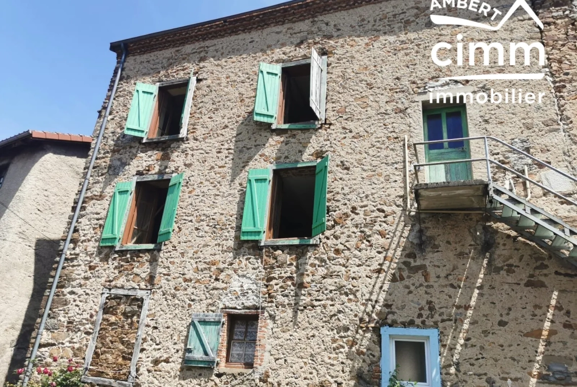 Maison de ville à Arlanc à rénover avec garage et potentiel d'aménagement 