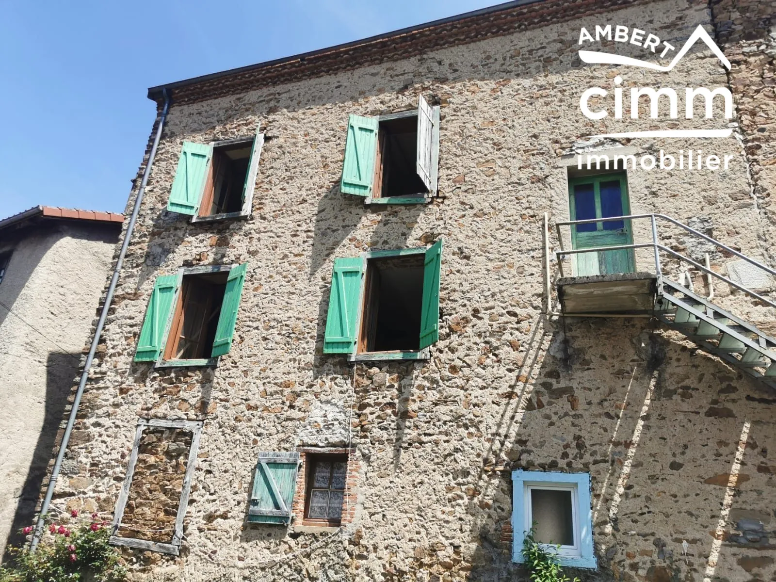 Maison de ville à Arlanc à rénover avec garage et potentiel d'aménagement 
